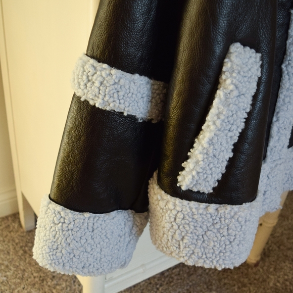 ASOS Design sherpa paneled jacket in black and blue - Picture 3 of 8